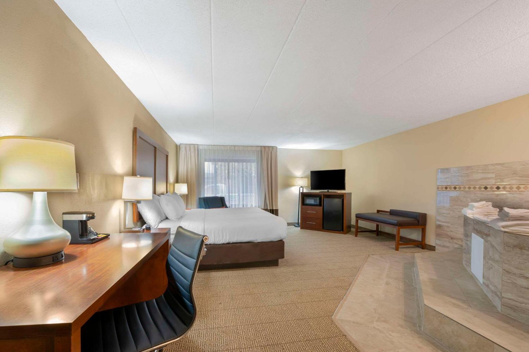 Comfort Inn & Suites North At The Pyramids Indianapolis Kültér fotó